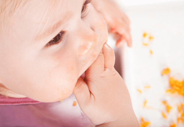 離乳食がもっと楽しく！手づかみ食べのすごいメリットと進め方のコツ