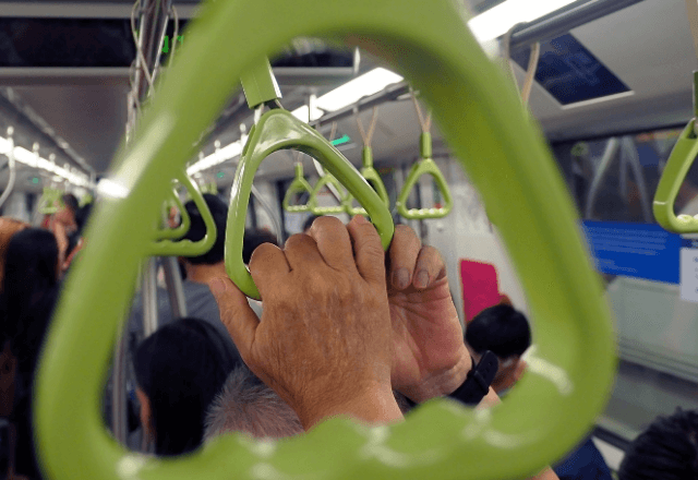 通勤電車で…体調不良の私に席を譲ってくれた女性。数日後、出勤した瞬間⇒“まさかの正体”に「嘘でしょ…？」