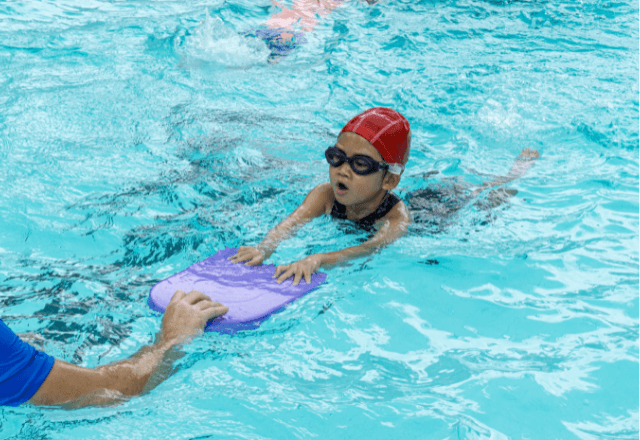 習い事の定番！スイミングは何歳から？費用と教室選びの秘訣