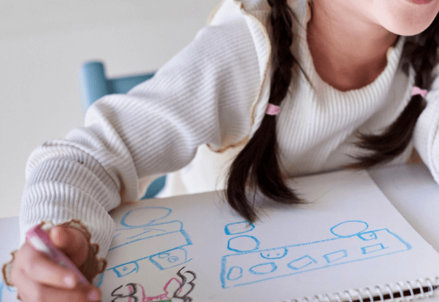 「これママに書いたんだよ！」家族の絵を描いた娘…しかし⇒義母が娘に放った【強烈な一言】に「うそでしょ…」