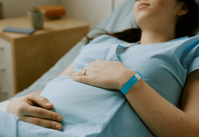 出産中…夫「母さん、もうすぐ産まれる！」報告直後⇒義母から“まさかの誤爆LINE”。衝撃の内容に絶句…