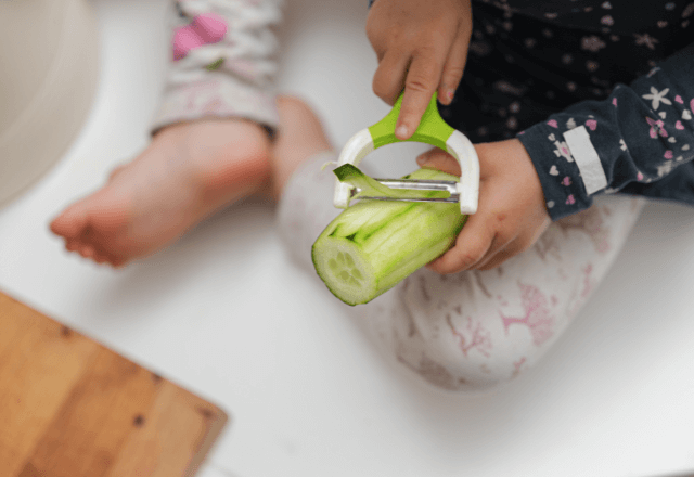 子どもが楽しんで学べる！ピーラーで始めるキッチン体験