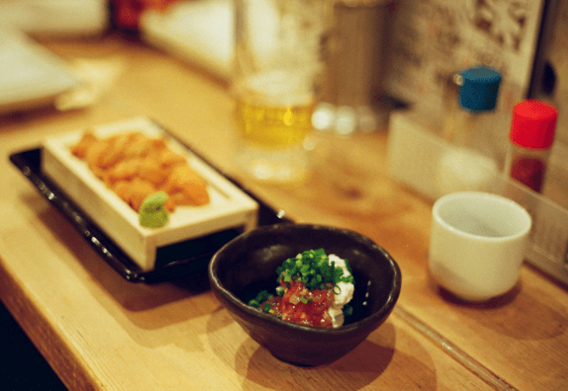 居酒屋で…「お通しはいらない。払わない！」店員に文句を付けた結果⇒まさかの人物登場に「いただきます」