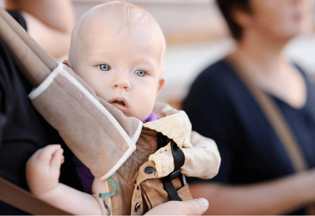 抱っこ紐はいつから使える？縦抱き・横抱きの特徴と選び方のコツ
