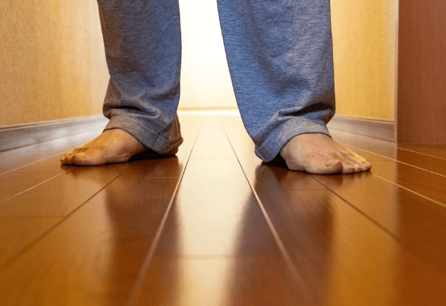 「俺も具合悪いから買ってきて」高熱の妻をパシろうとした結果⇒見舞いに来た“妻の友人”と玄関で目が合い…