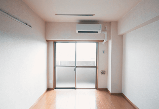 引っ越し初日…新居の鍵を開けると、中に知らない男。管理会社に確認した結果⇒「その人は…」驚愕の真相にゾッ…