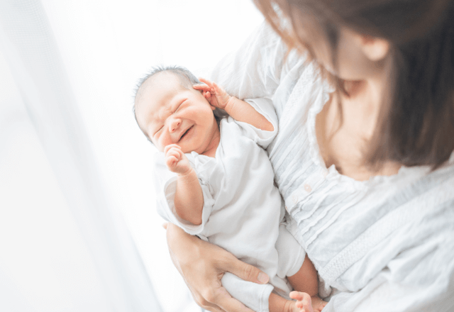 パパも安心！新生児の正しい抱き方と赤ちゃんが落ち着くスキンシップのコツ