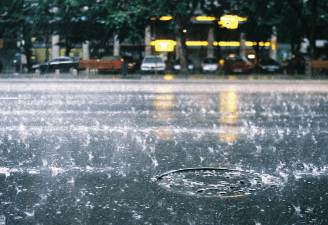 荷物をぶちまけ困っている女性を助けた私。数日後⇒豪雨の駅で立ち尽くす私に届いた【まさかの一言】に「え…！？」