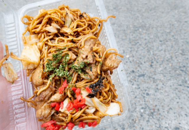 サービスエリアで…妻「焼きそば買ってきて」夫「わかった」しかし戻ってきた瞬間⇒焼きそばを投げられて―！？