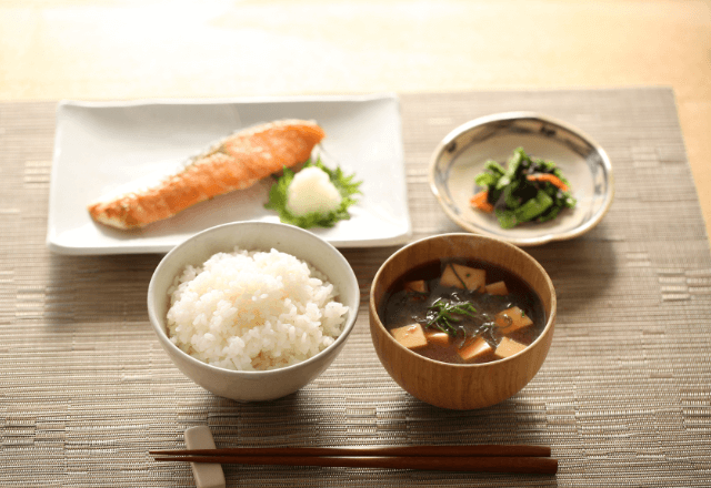 義実家に帰省中…夫「ご飯美味いな」義母「そう？」しかし次の瞬間⇒「もう無理だ！」激怒したワケ…