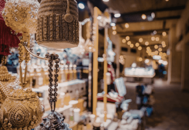 客「お礼をさせて！」ヘルプ先の店舗で接客した私。数日後⇒私宛に届いた【巨大な箱の中身】に驚愕…！？