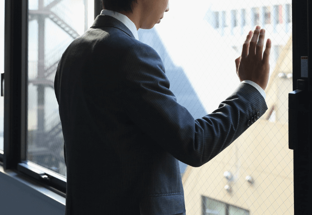 空港で…上司「大事な商談に中卒は来るな（笑）」俺「はーい」しかし2時間後⇒取引先「彼がいないなら契約破棄で」「え」