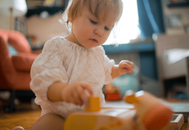 1歳の子どもが喜ぶ木のおもちゃ選び！成長を支える木育のコツ
