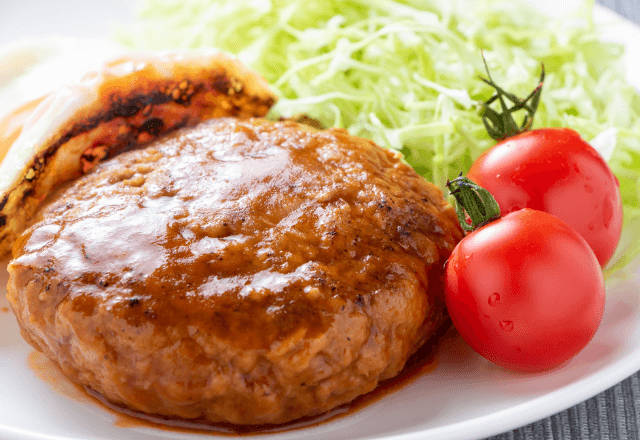 義実家で…「今日はハンバーグよ」義母の手料理だが…直後⇒「これ…」嫁だけに提供されたものに絶句