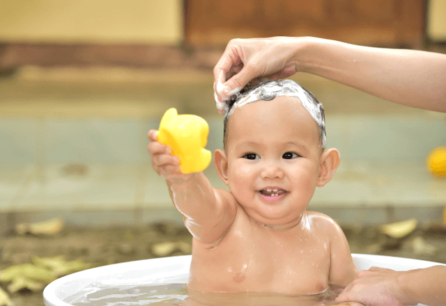 健やかな肌を守る！赤ちゃんの正しいシャンプーの手順とポイント