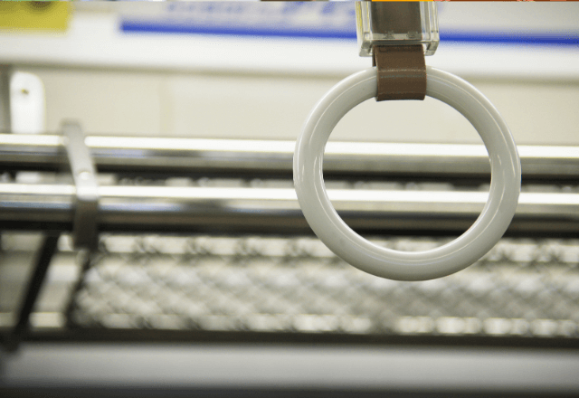 路線図を見る年配女性に声を掛ける青年。案内した直後⇒「おばちゃんは座ってて、俺…」その後の行動に涙…