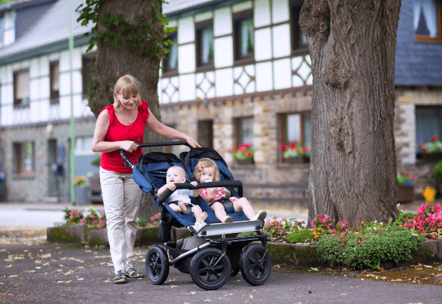 移動が楽に！二人乗りベビーカーの種類ときょうだいでの活用法