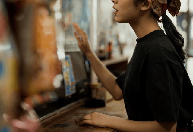 30分待つ私「注文通ってます？」店員「うーん…」厨房に入った瞬間⇒聞こえた【店員の会話】に「帰ります」