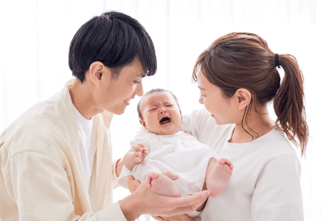 新生児の抱っこ｜注意点と不安解消のコツ
