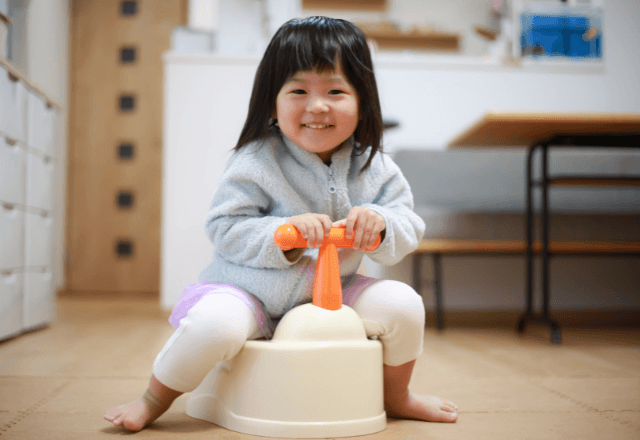 おむつ卒業に「おまる」は役立つ？選び方のコツやおすすめタイプを解説
