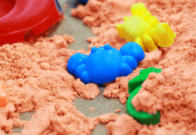 おうちで砂遊び！衣装ケースで簡単に砂場を手作りするアイデア