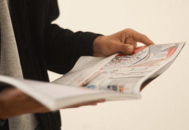 電車で…隣の女性「その本って…」私「え?これは…」表紙を見せた直後⇒「父が…」女性が涙を浮かべたワケ…