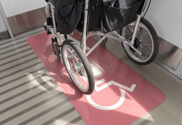 駅で老人を助けると…「電車で車椅子は迷惑なんですけど（笑）」イヤミをいう乗客！？しかし直後⇒面接会場で再会して…