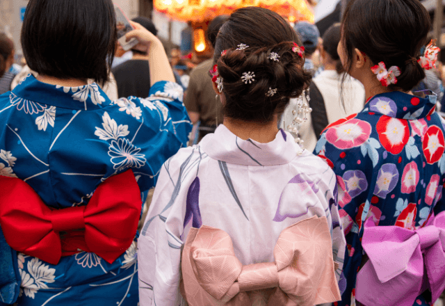 夏祭りへ行く途中…浴衣が着崩れてしまった女性を助けた私。後日⇒お礼に届いた【まさかの高級品】に「ウソ…！？」
