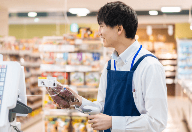 特売日のレジで混雑！泣く子どもと焦る母親に声をかけて手伝うと…⇒“差し出されたプレゼント”が今でも大切な『宝物』に