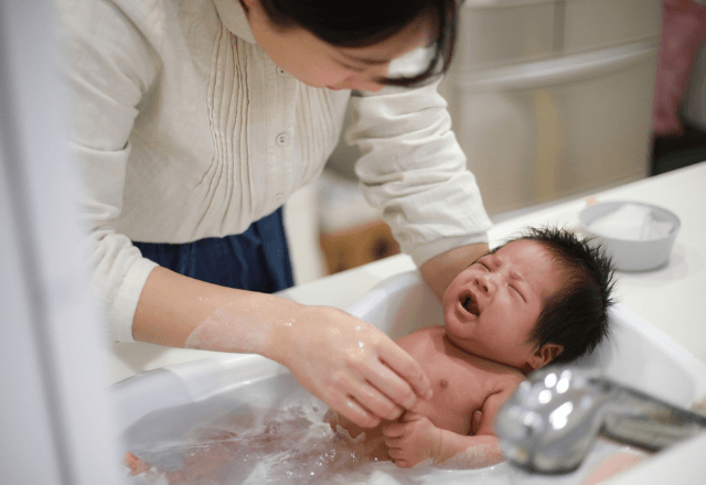 沐浴はいつまで？大人と同じお風呂にするタイミングと注意点