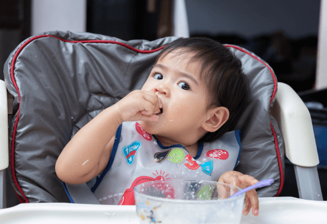 手づかみ食べができないのはなぜ？理由とおやこで楽しく進める工夫