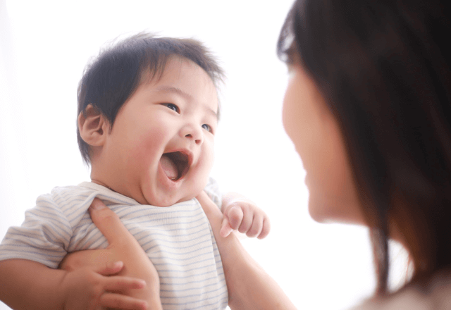 赤ちゃんの肌着はどう選ぶ？種類や出産準備に必要な枚数を解説