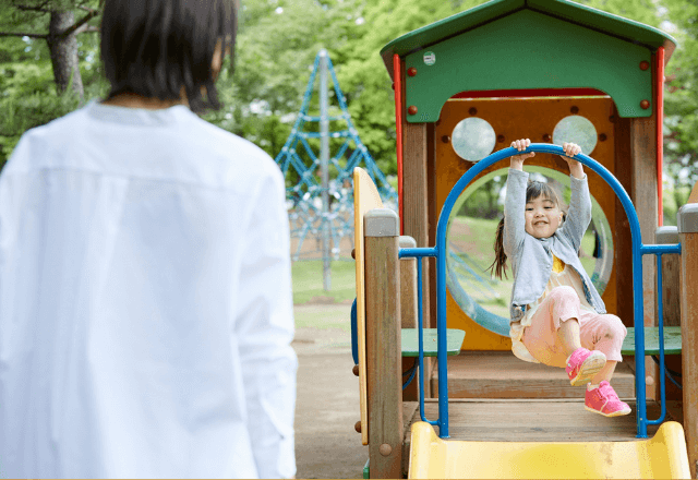 公園で…ママ友「子ども見ててもらえません？10分で戻ります」仕方なく預かった結果⇒衝撃の展開に「ウソ…」