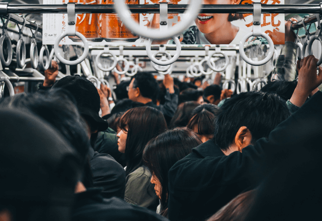 ぎゅうぎゅう詰めの電車で…「おい、誰か！！」男性乗客が突然”大声で叫び”始めて――！？