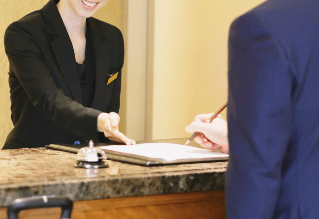 ホテルのチェックイン中…いきなり『別室』に通され違和感。直後⇒受付「失礼ですが…」”続いた言葉”に絶句