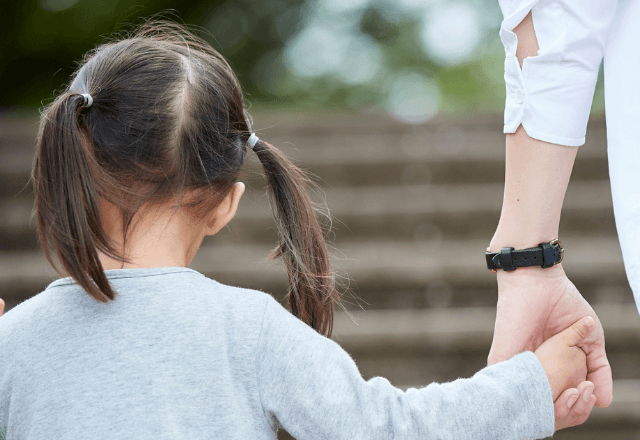 ママ友「今日も子ども預かって！」義父「私が面倒を見ますよ」しかし、数時間後⇒”義父の正体”に気付き…青める！？