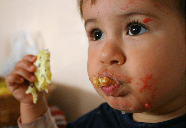 子どもの食べこぼし対策！毎日の食事がラクになる便利グッズ4選