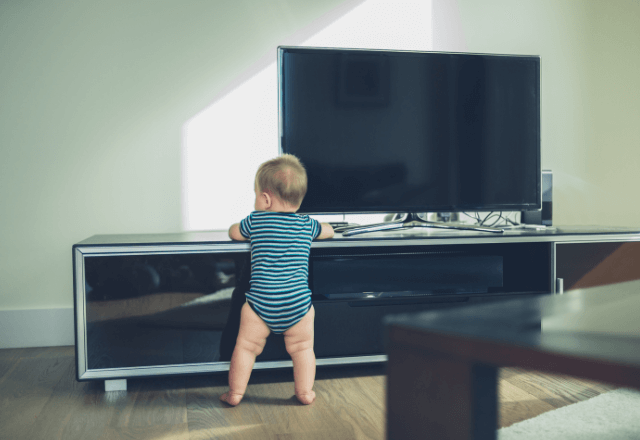 テレビ台の危険から赤ちゃんを守る！手軽な工夫と安全対策のアイデア