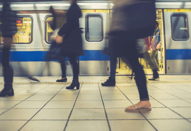 電車で…「一緒に降ります！」見知らぬ男性に突然手を引かれた直後⇒ホームで言われた【衝撃の理由】に「え？」