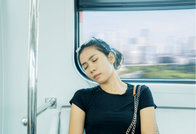  電車で疲れて眠る私に…おばあさん「はあ～！」と【ある行動】に⇒直後、飛び起きるような事態が！