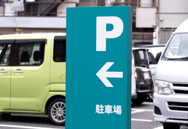 駐車場で…"通路のド真ん中"に迷惑駐車された私。持ち主が戻ってきた直後⇒ありえない捨て台詞に「はぁ？」