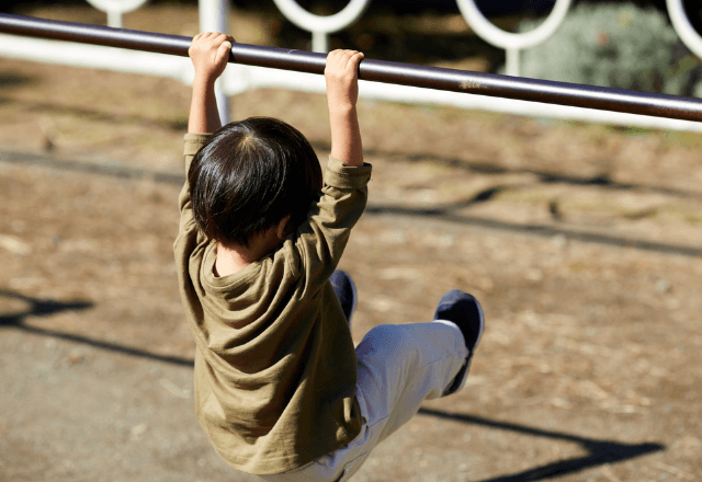 鉄棒の前回り下り攻略法！恐怖心をなくすスモールステップ練習術