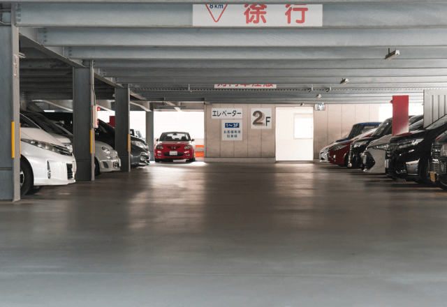 大混雑の駐車場で…突然空き枠から飛び出してきた女性。直後⇒【耳を疑う一言】に全員「え…？」