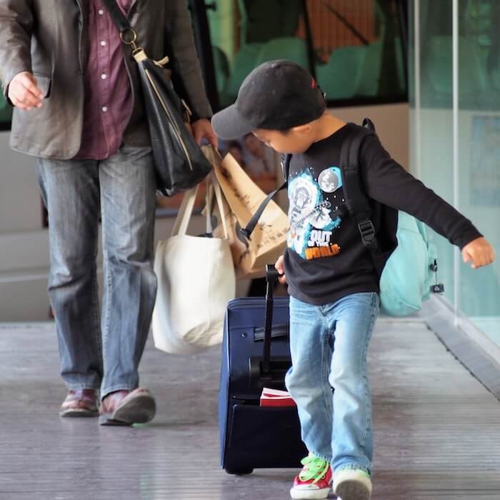 【じつは年末帰省で事故が多発】車移動、誤飲、転落…子どもの命を守るために親が知っておきたい気をつけるべき7つの注意点