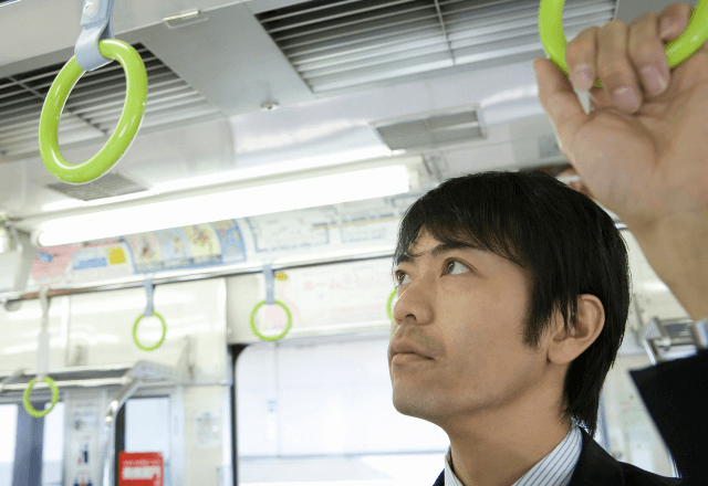 電車で…ジロジロ見てくる男性。目をそらした直後⇒【まさかの警告】に「嘘だろ…？」冷や汗をかいたワケ…