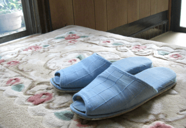 帰省初日…義母「スリッパ切らしてるの」嫁「大丈夫です」直後⇒義父が開けた“靴箱の中身”に義母が青ざめて…