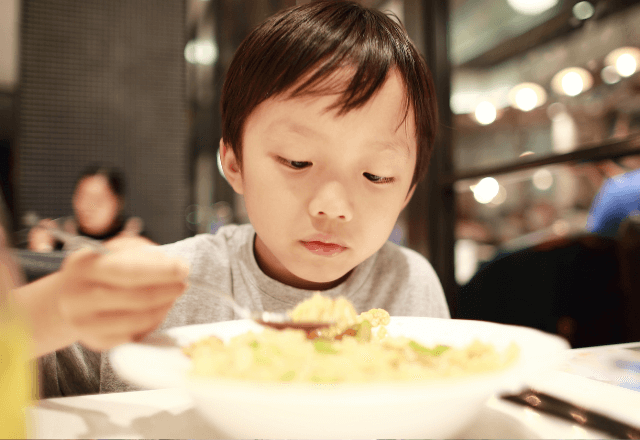 ファミレスで…隣のテーブルの家族に違和感。直後⇒「うるせぇ！」子どもが大泣きした理由に店内が静まり返る…