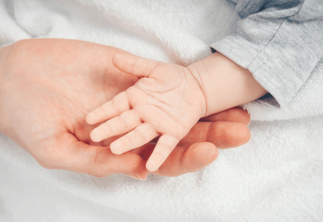 赤ちゃんの利き手はいつ決まる？見分け方のコツや割合を解説