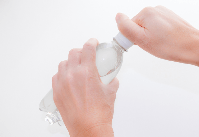 「無理しないで」猛暑日に掃除する女性へ飲み物を差し入れた私。数日後⇒明かされた正体と【特大のお礼】に大歓喜！？