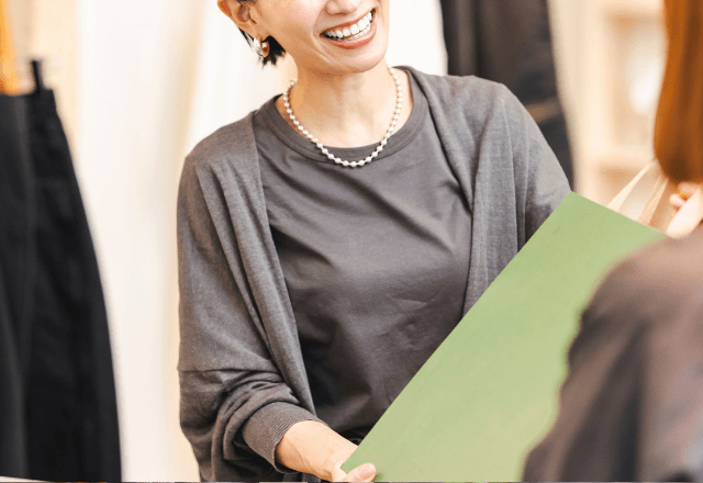 服屋で…客「また来るわね」店員「はい!」だが数日後⇒本部「先日のことで…」“前代未聞のクレーム”に店員絶句…